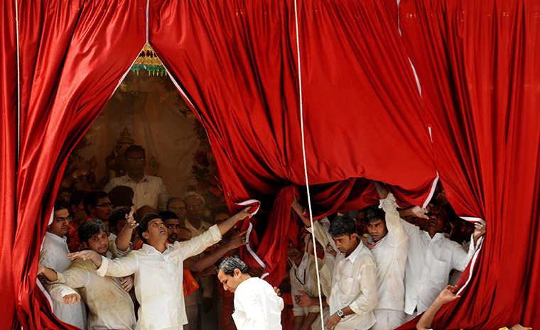 Sai Baba funeral: Volunteers and devotees remove curtains after the final rituals 