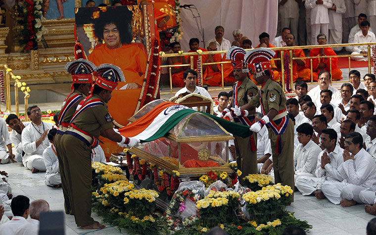 Sai Baba funeral: Police place India's national flag on a glass coffin 