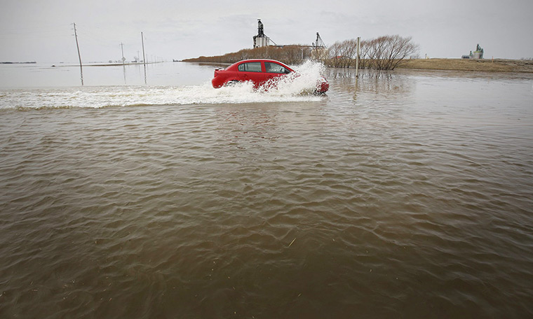 24 hours in pictures : Flood in  Manitoba