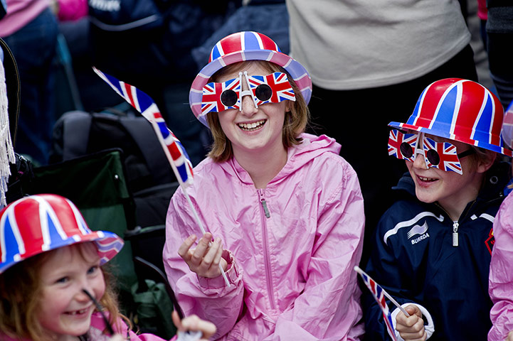 Wedding procession: Royal fans on the Mall 