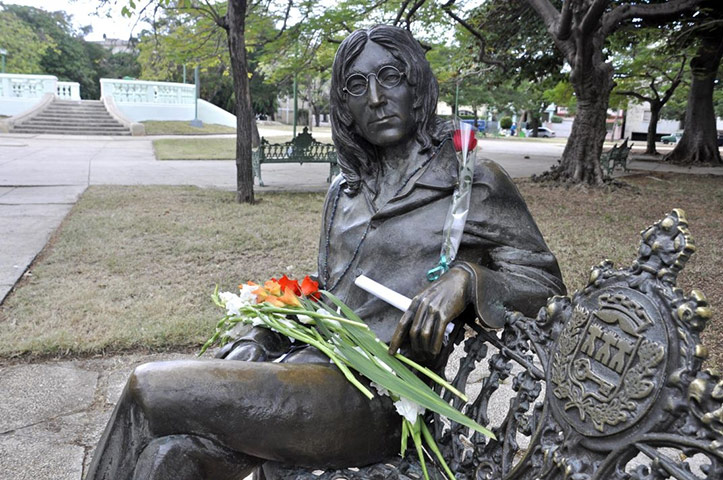 Statues: John Lennon statue