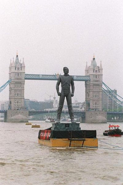 Statues: Michael Jackson down the Thames