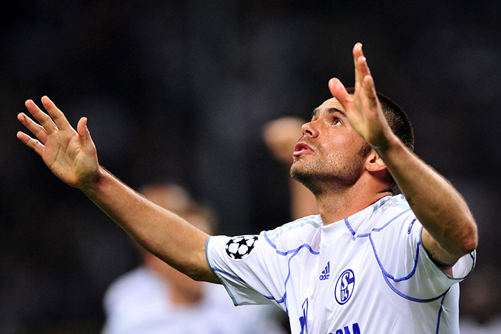 Inter v Schalke: Schalke striker Edu celebrates after scoring