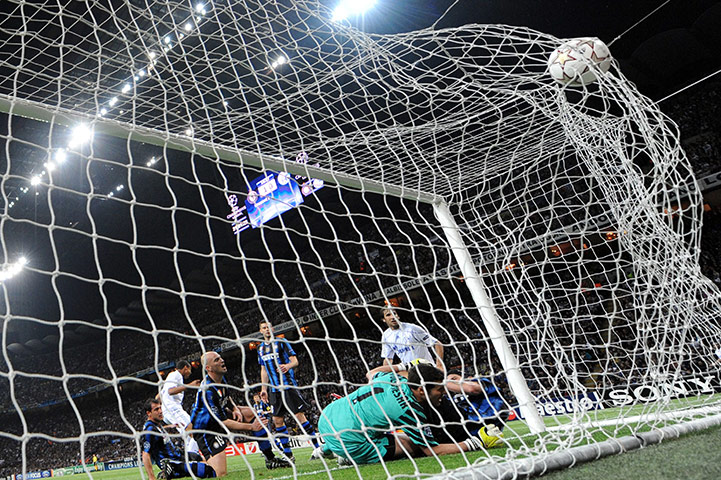 Inter v Schalke: Schalke's midfielder Joel Matip equalises