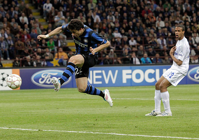 Inter v Schalke: Inter Milan's Milito shoots and scores to make it 2-1