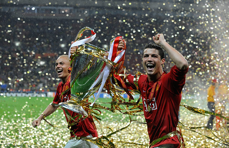 Champions League-English: Wes Brown and Cristiano Ronaldo with the Champions League trophy