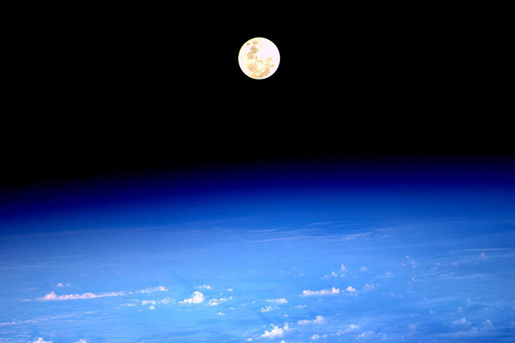 Month in Space: Supermoon rise as seen from ISS