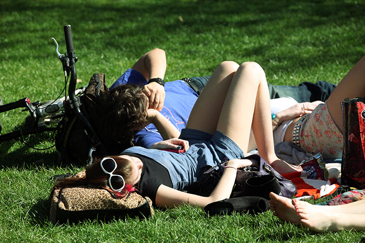 April Hot Weather: People enjoying the hot weather in London