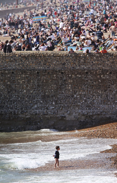 UK Weather: Visitors to Brighton bask in the warm spring sun