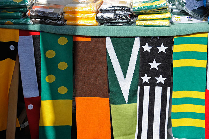 Grand National: Thick scarves in famous colours at Aintree 