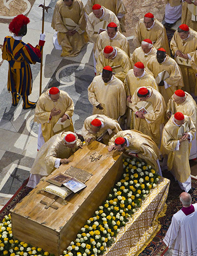 Beatification: Cardinals kiss the casket of late Pope John Paul II 