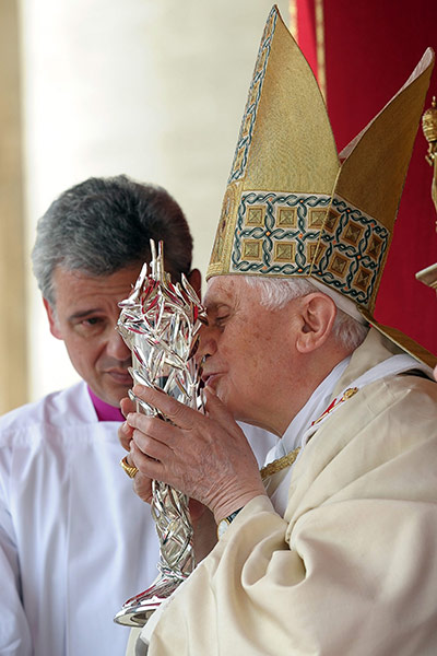 Beatification: Pope Benedict XVI kisses the relic containing blood of Pope John Paul II 