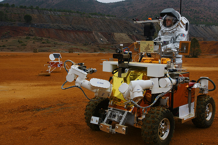 Month in Space : 'Astronaut' at the controls of the Eurobot Ground Prototype