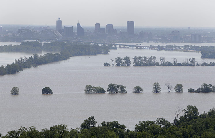 Memphis floods: swollen Mississippi River