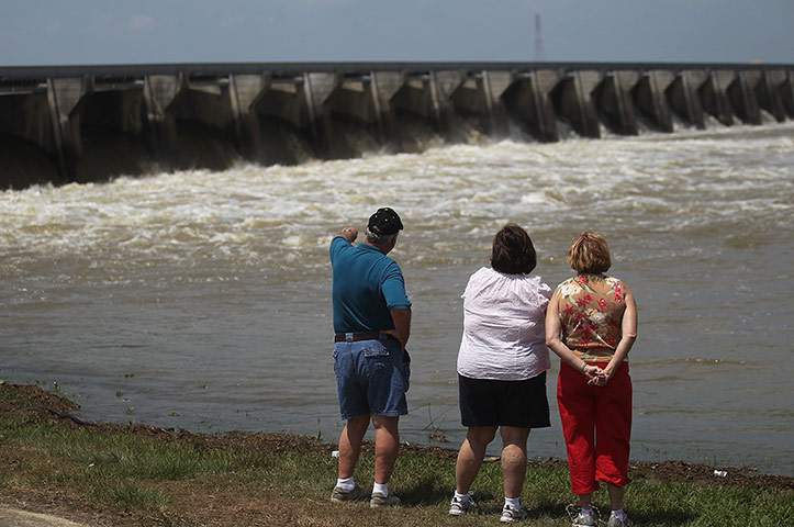 Memphis floods: Louisiana Opens Spillway To Divert Rising Mississippi River