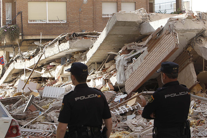 Lorca earthquake: Two Spanish police officers look at the rubble of a building in Lorca
