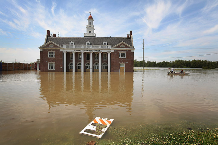 24 hours in pictures: mississippi river flooding threatens vicksburg 