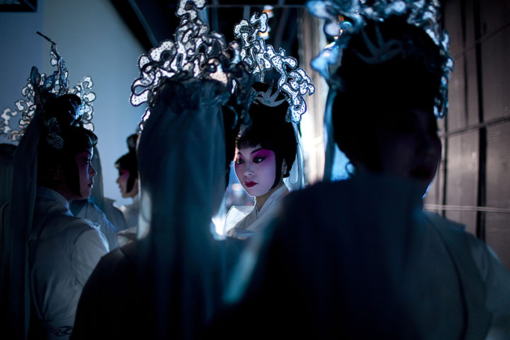 24 Hours: Actresses waiting to perform the Kunqu Opera 'Dream of the Red Chamber'