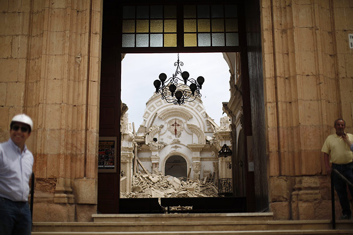 24 Hours: Workers at the entrance of the Santiago Church damaged by the earthquake