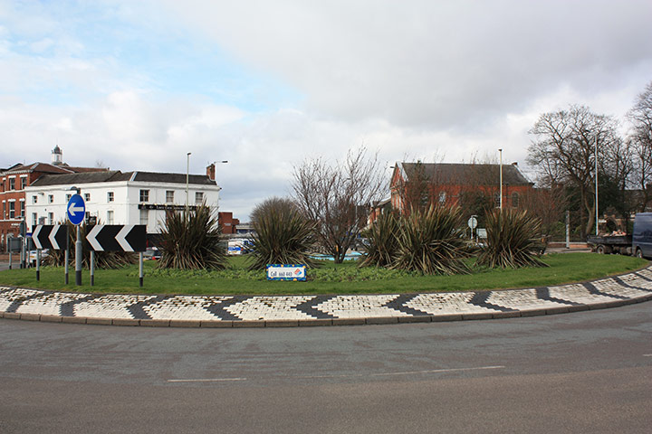 Roundabout Idol: Queen's Garden's island roundabout