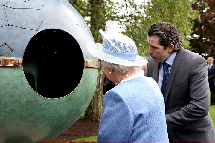 Queen in Ireland: Queen Elizabeth unveils a sculpture by artist Anthony Scott