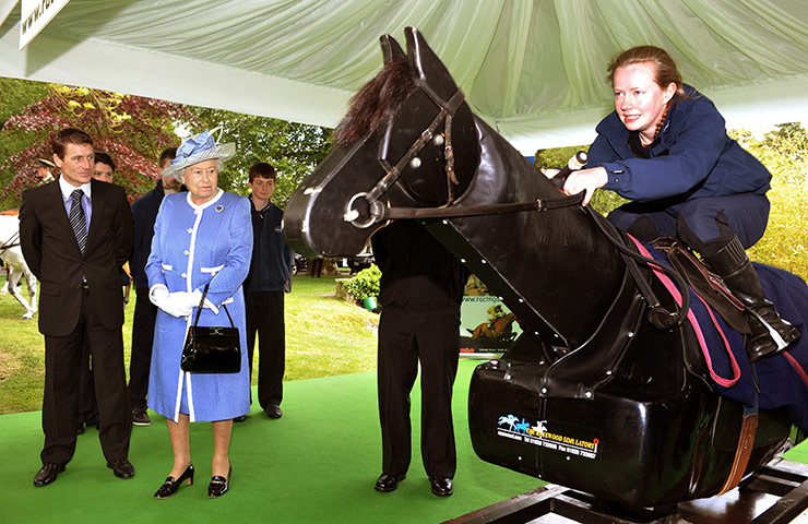 From the agencies: Queen Elizabeth studie a Horse racing simulator