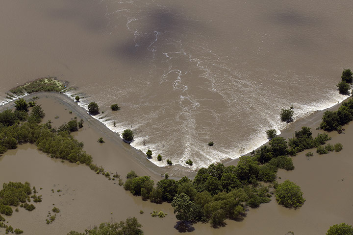 Mississippi floods: Floodwaters creep inland