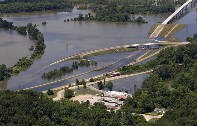 Mississippi floods: closed Highway 61 north of Vicksburg