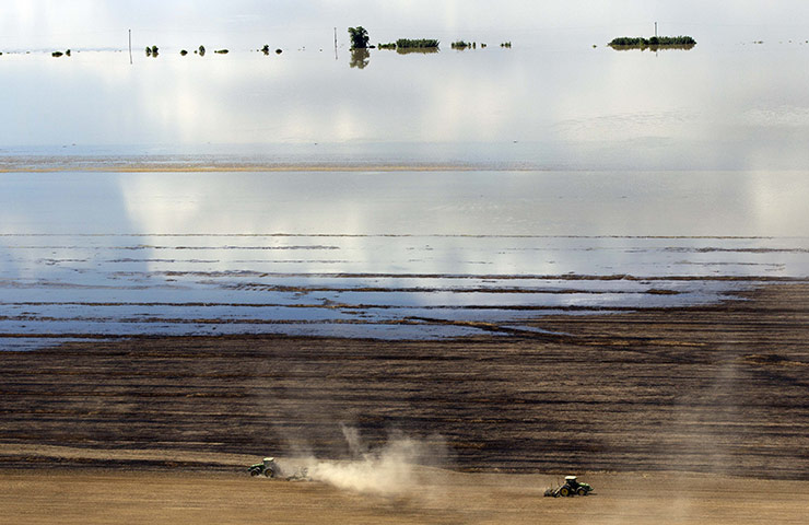 Mississippi floods: Farmers work as floodwaters 