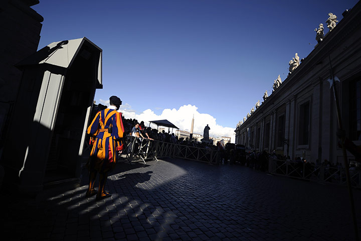 24 hours: The Vatican: Swiss Guards keep watch as pilgrims file past