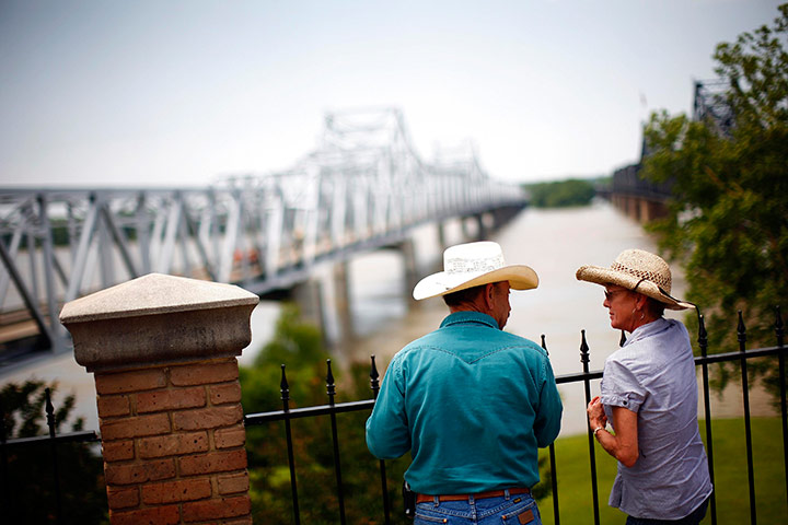 24 hours in pictures: People stand next to the Mississippi River in Vicksburg