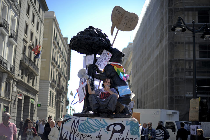 Spain protests: a demonstrator moderates an improvised discussion