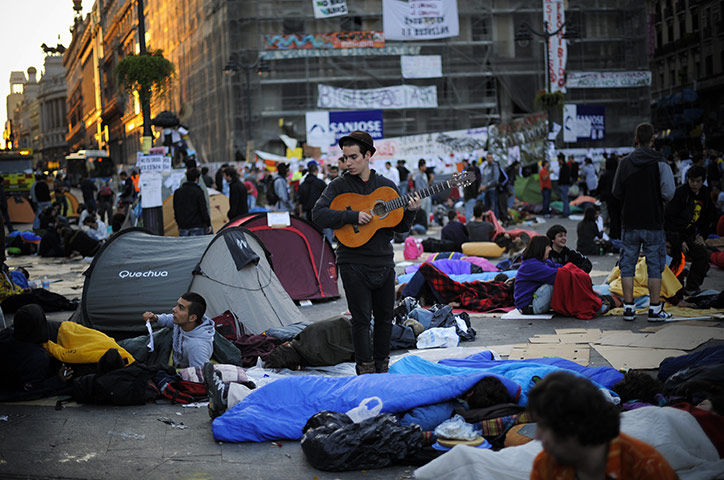 Madrid protests saturday: Guitar Man