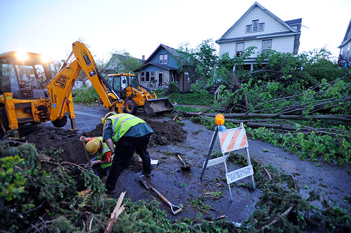 US tornado: City crews work to repair damage after a tornado struck parts Minneapolis