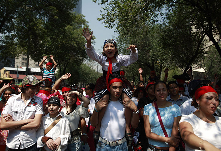 24 hours: Mexico City, Mexico: People dressed as pirates, Pirates of the Caribbean 4