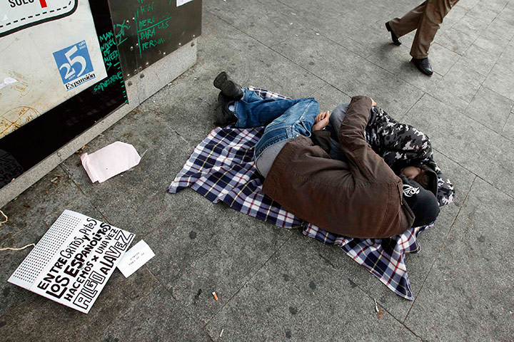 Spain protests continue: Demonstrators sleep as they camp out in Puerta del Sol