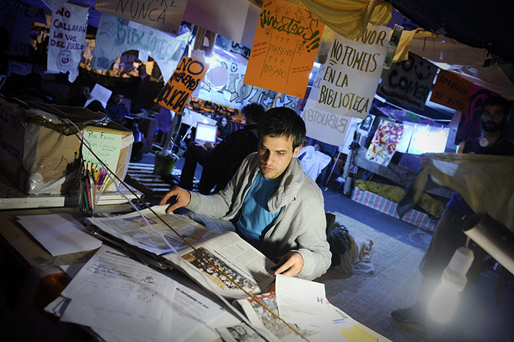 Spain protests continue: Protesters occupy the Puerta del Sol square