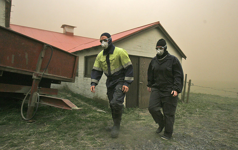 Grimsvotn volcano: Farmers go to check their livestock near Kirkjubaearklaustur