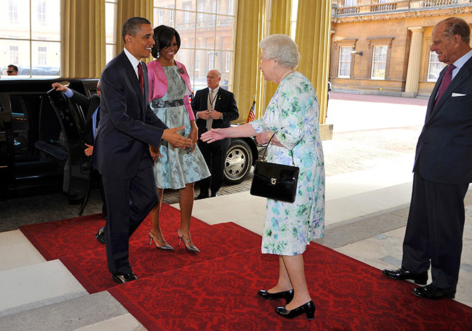 Obama UK visit: Barack and Michelle Obama are greeted by Queen Elizabeth, uckingham Palace