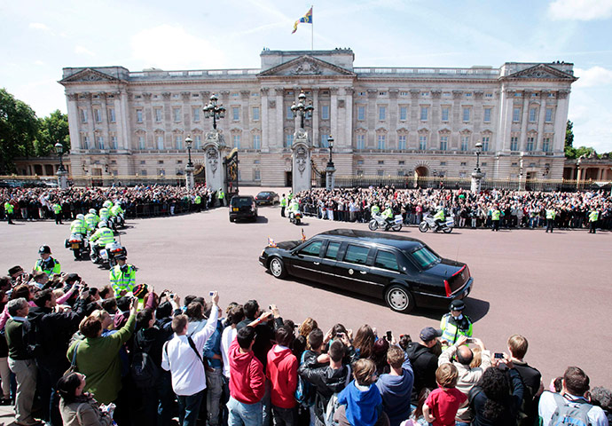 Obama visits UK: Barack and Michelle Obama arrive at Buckingham Palace