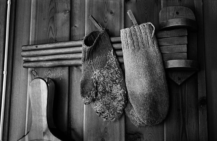 Elin Hoyland: Mittens hung with pegs