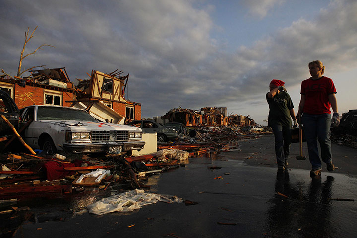 Tornadoes in US: Volunteers look through the rubble for victims in Joplin, Missouri 
