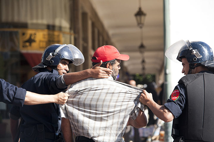 Mawazine: Moroccan police officers arrest a demonstrator at Mawazine festival