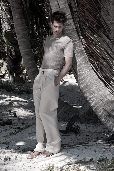 Mexico fashion: Model leaning on tree