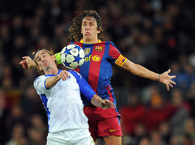 Barcelona2: Barcelona's captain Carles Puyol (R) vie