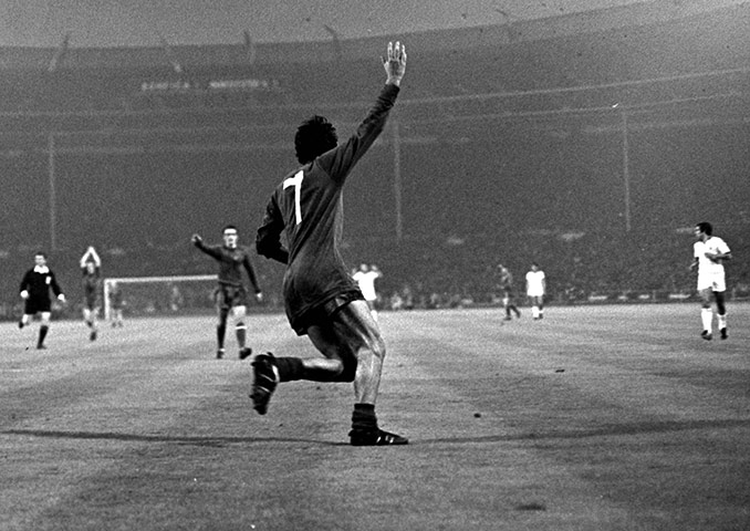 Wembley European Finals: George Best celebrates after giving United the lead during extra tim