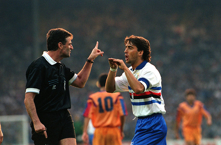 Wembley European Finals: Sampdoria's Roberto Mancini argues a point with referee Schmidhuber 