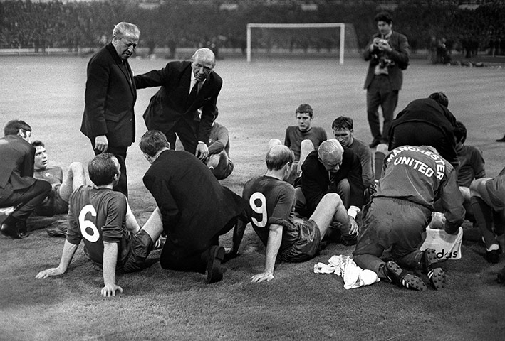 Wembley European Finals: Matt Busby talks to his team before extra-time