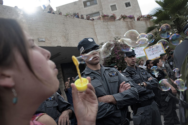 24 Hours: Israeli police stand guard as peace activists protest
