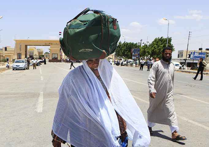 Egypt Gaza border: A Palestinian passenger carries her bag